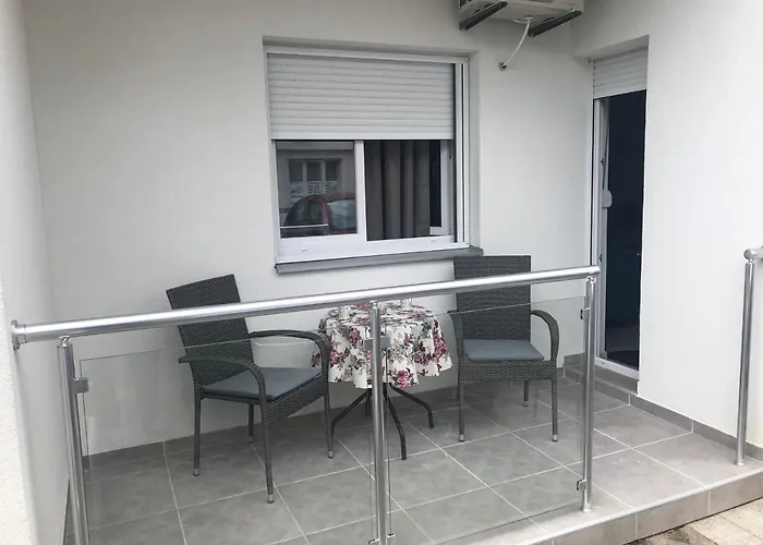 Apartamento Jezdic 2 *